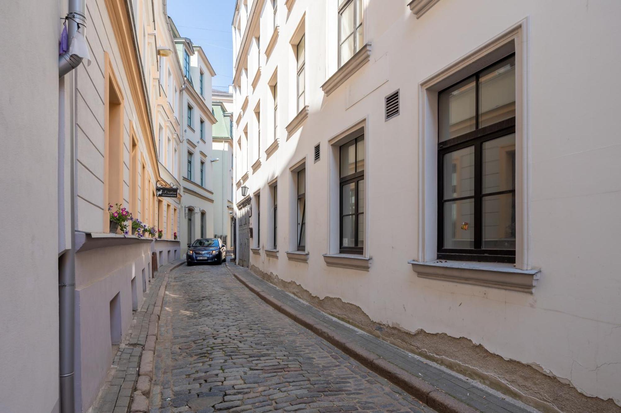 Spacious 1-Bedroom Apartment In The Heart Of Old Town Рига Экстерьер фото