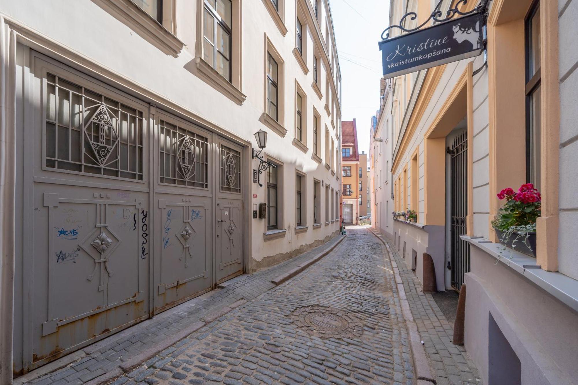 Spacious 1-Bedroom Apartment In The Heart Of Old Town Рига Экстерьер фото