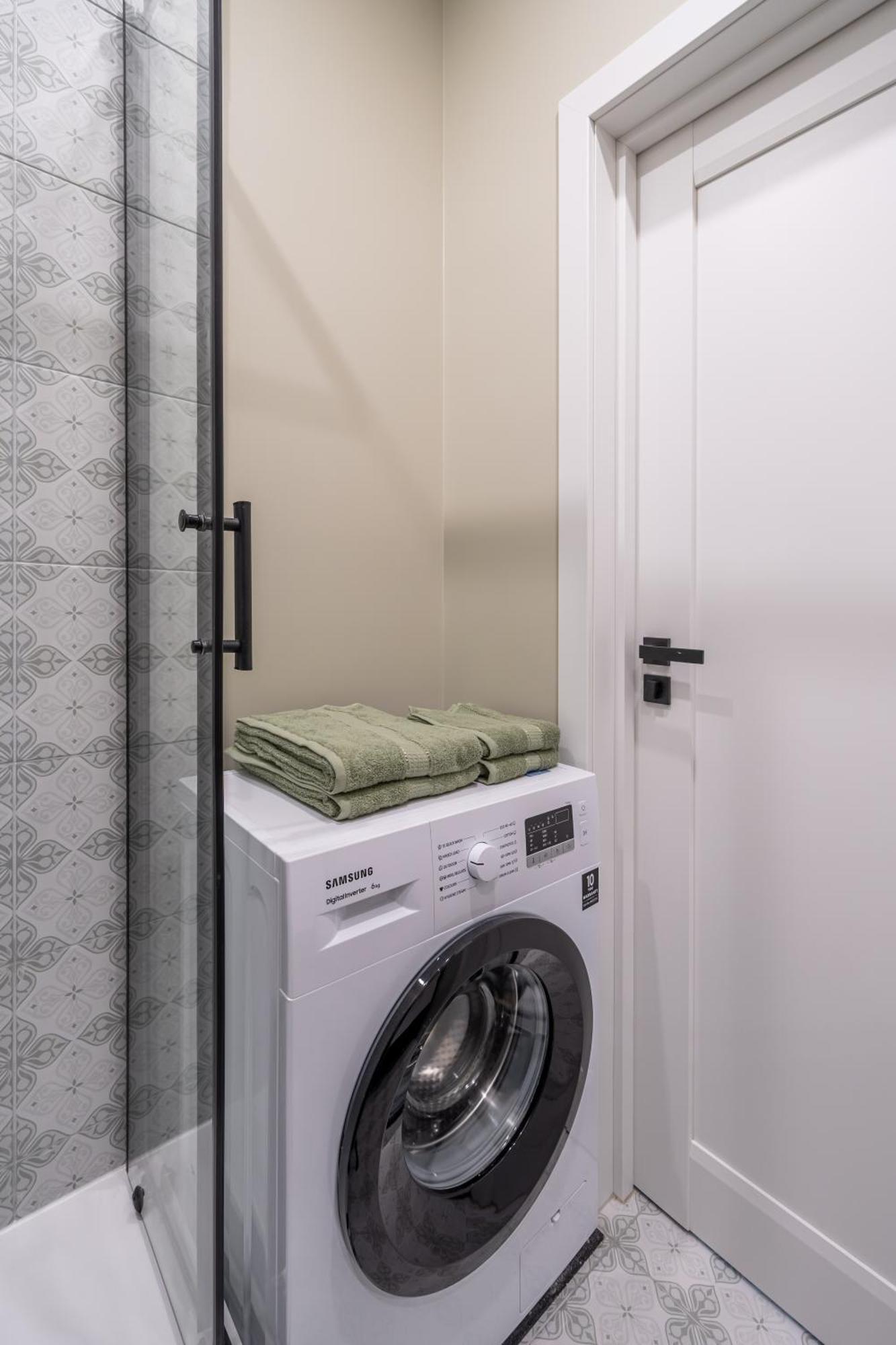 Spacious 1-Bedroom Apartment In The Heart Of Old Town Рига Экстерьер фото